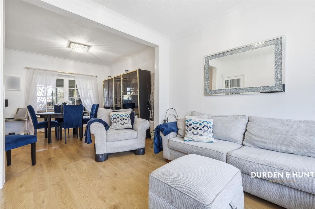 Property photo 2 of 18 Roding Lane North