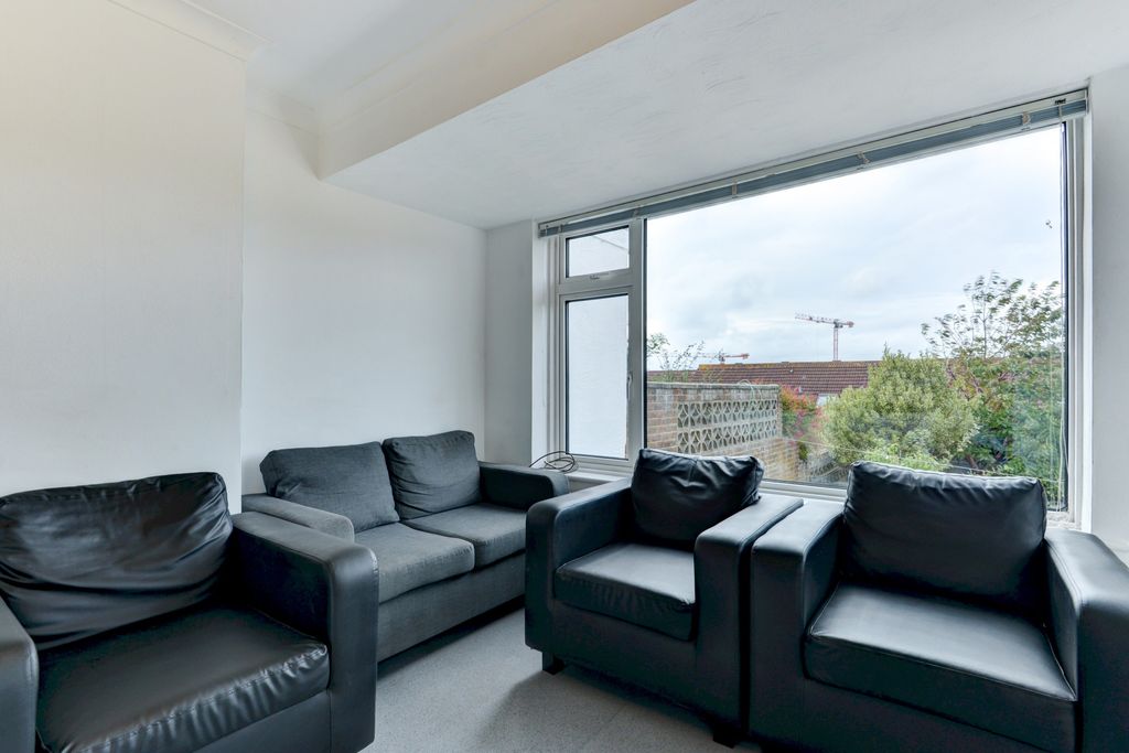 Property photo 3 of 19 A Modern Living Room Featuring A Set Of Comfortabl...