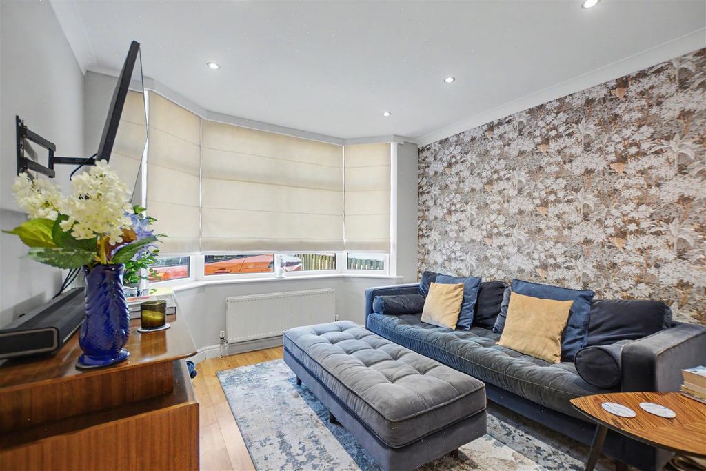 Property photo 2 of 28 Lounge_1.Jpeg