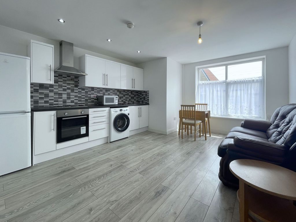 Property photo 1 of 6 Living/Kitchen Area
