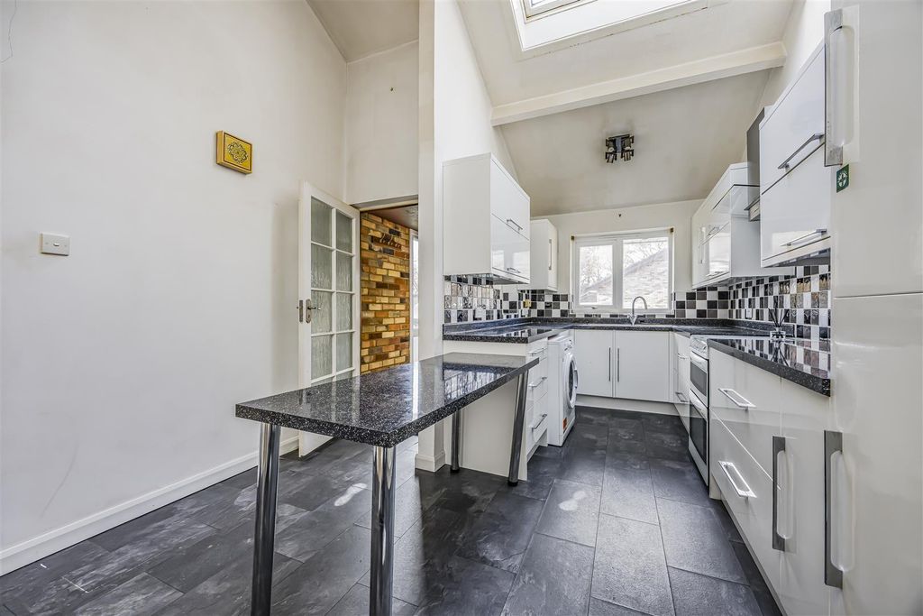 Property photo 2 of 26 16 Brecon Close, New Milton-Porticomarketing-O'har