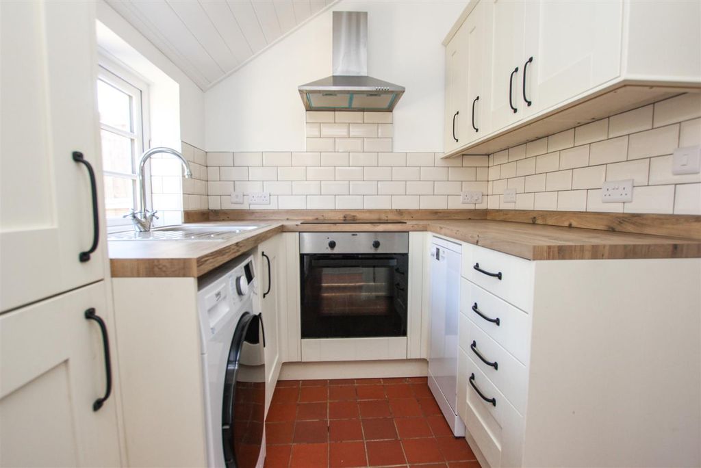 Property photo 3 of 16 Kitchen