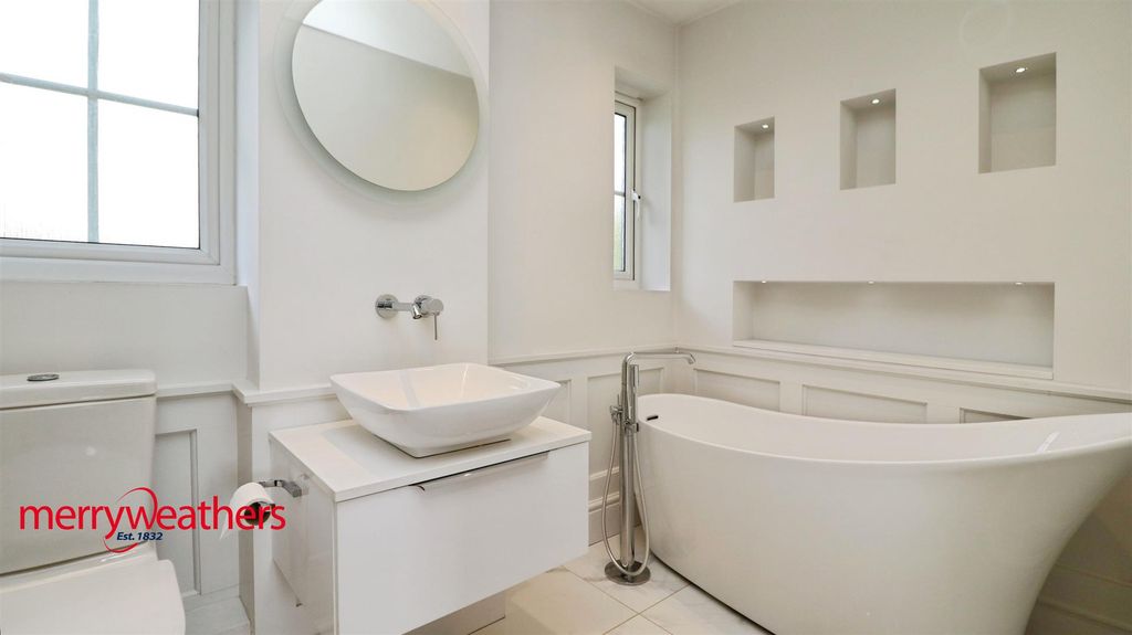 Property photo 3 of 21 Bathroom