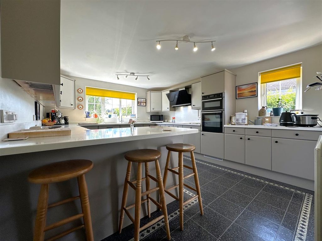 Property photo 3 of 33 Well-Appointed Dining Kitchen 956