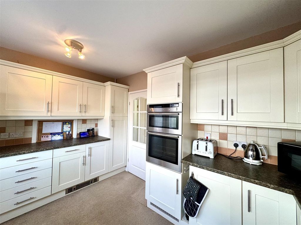 Property photo 3 of 18 Kitchen