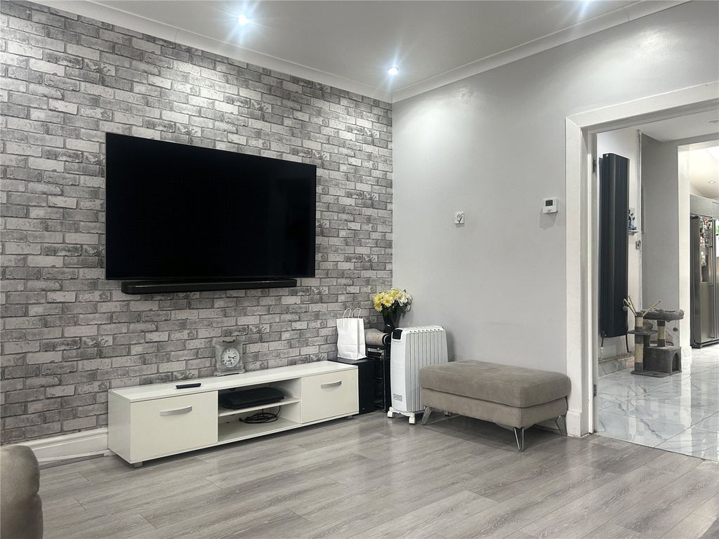 Property photo 2 of 17 Lounge