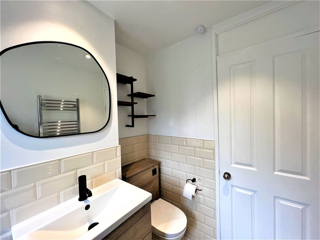 Property photo 3 of 10 Bathroom