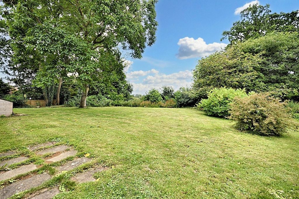 Property photo 2 of 8 Garden