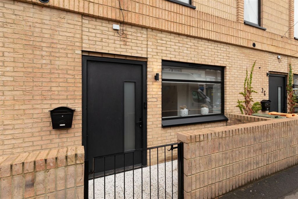Property photo 1 of 34 Vale Road E7