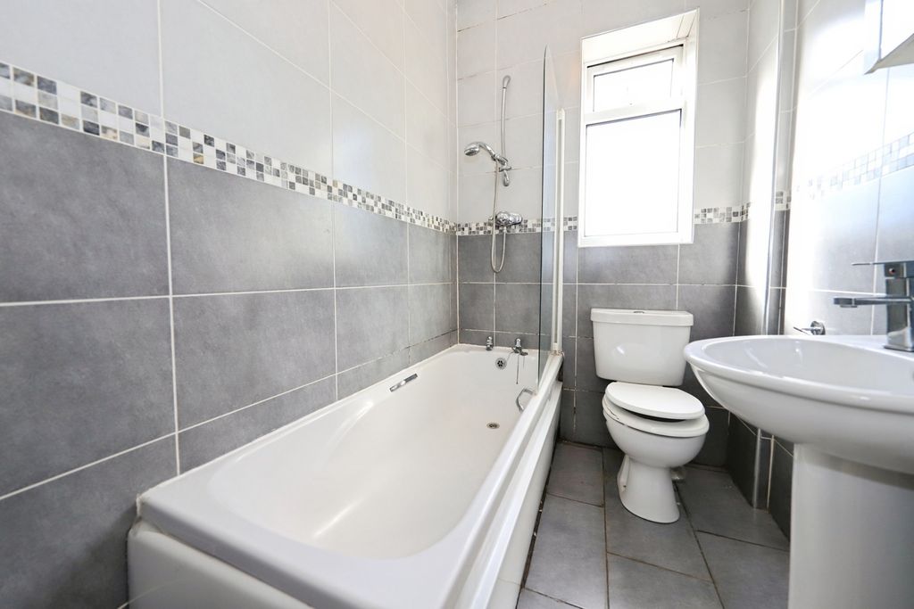 Property photo 3 of 13 Bathroom / W.C.