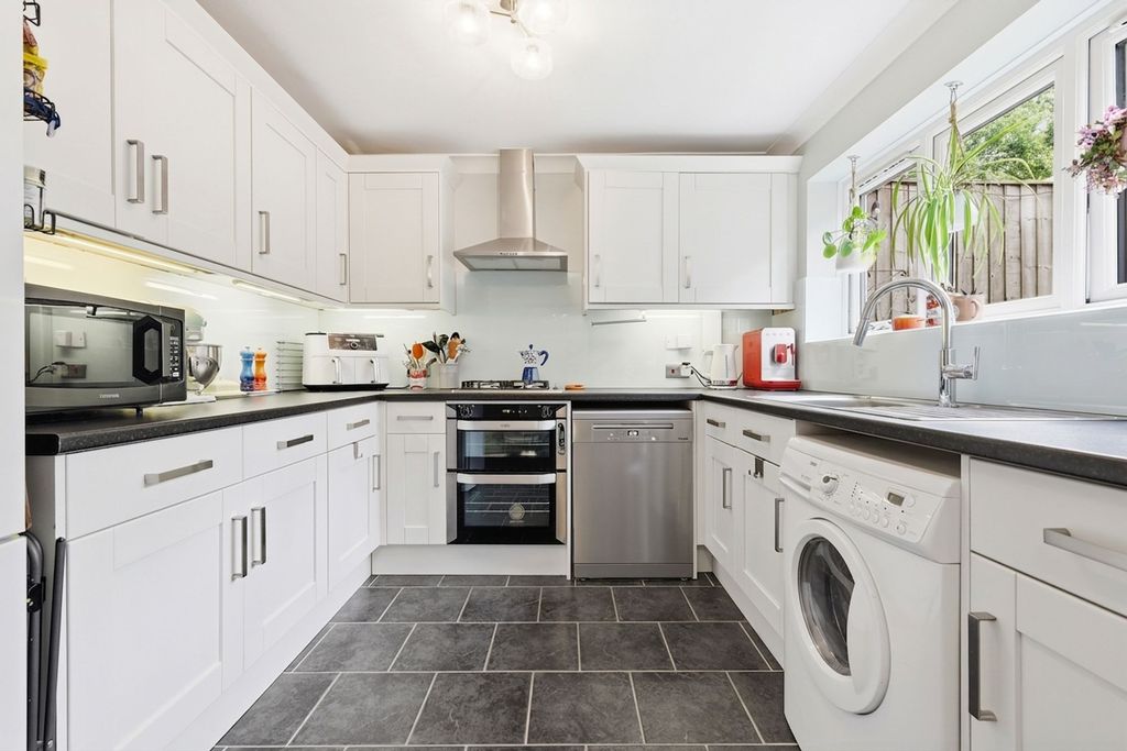 Property photo 3 of 15 Fitted Kitchen