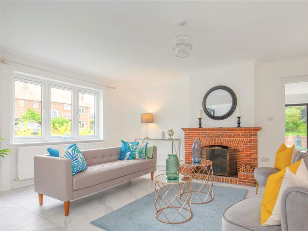 Property photo 3 of 16 Lounge