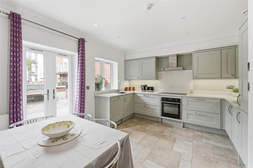Property photo 2 of 19 Kitchen / Dining