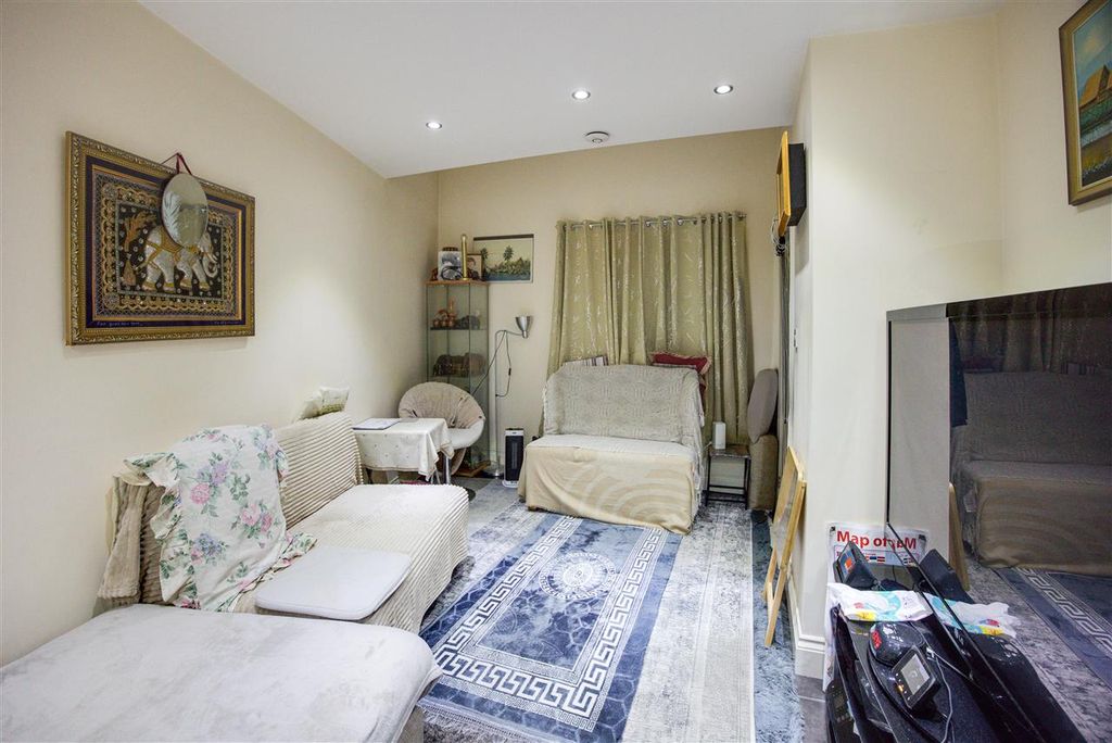 Property photo 2 of 7 Living Room