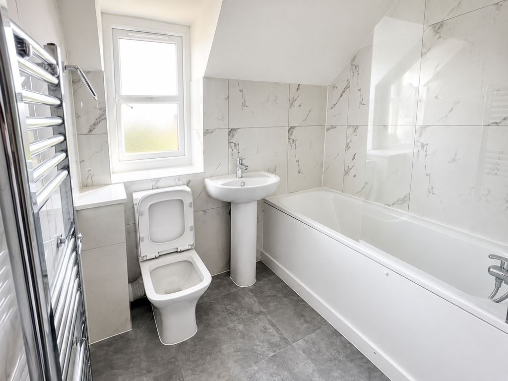 Property photo 1 of 7 2 Bed 2 Bath Flat In Central Aldershot