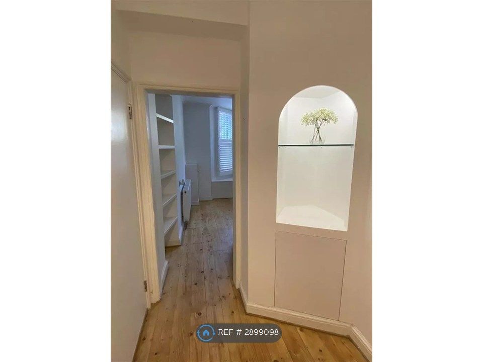 Property photo 2 of 7 Hallway