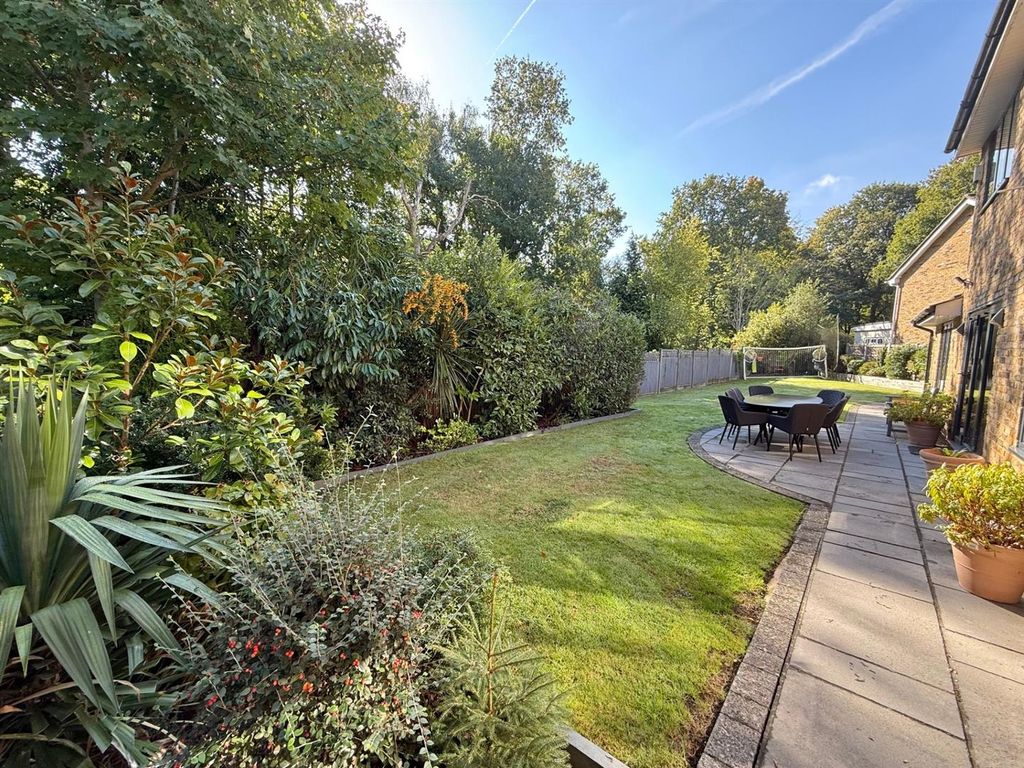 Property photo 3 of 17 Garden.Jpg