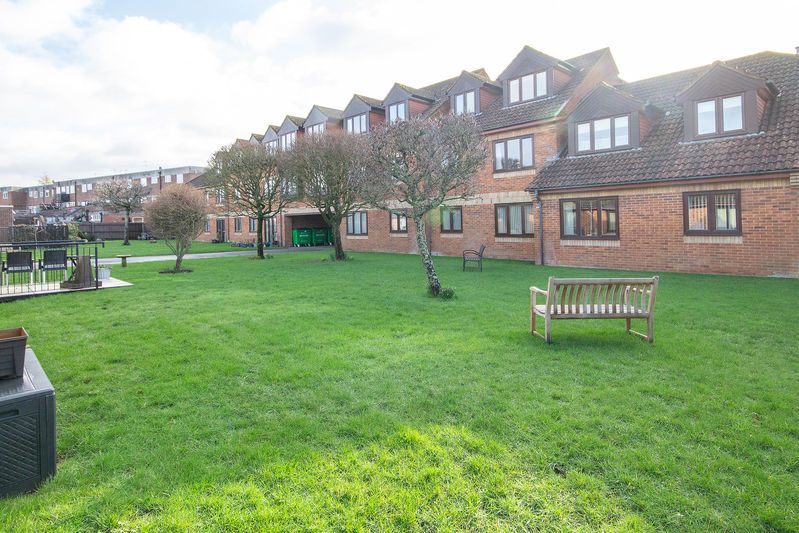 Property photo 2 of 11 Communal Gardens