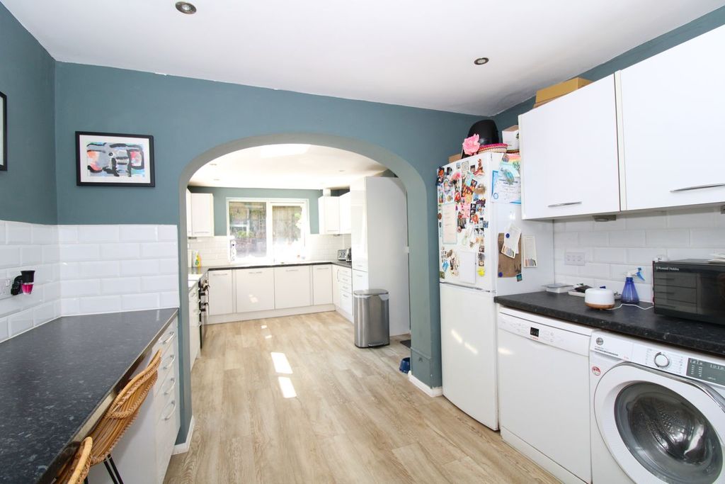 Property photo 3 of 10 Kitchen