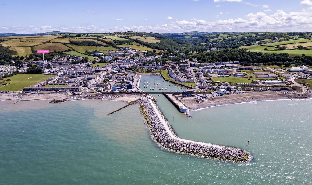 Property photo 2 of 60