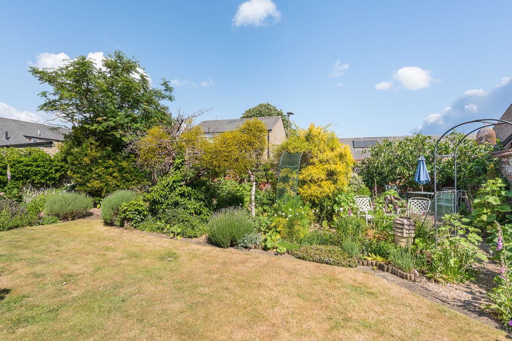 Property photo 3 of 34 Garden
