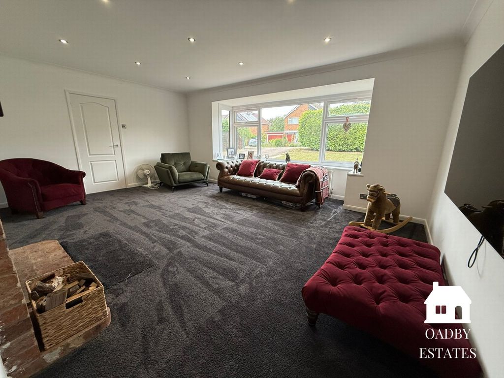 Property photo 3 of 19 Lounge