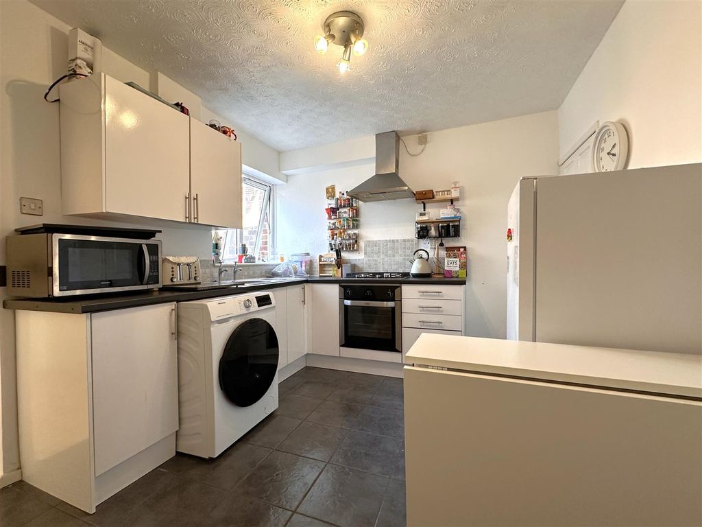 Property photo 3 of 12 Modern Dining Kitchen 474