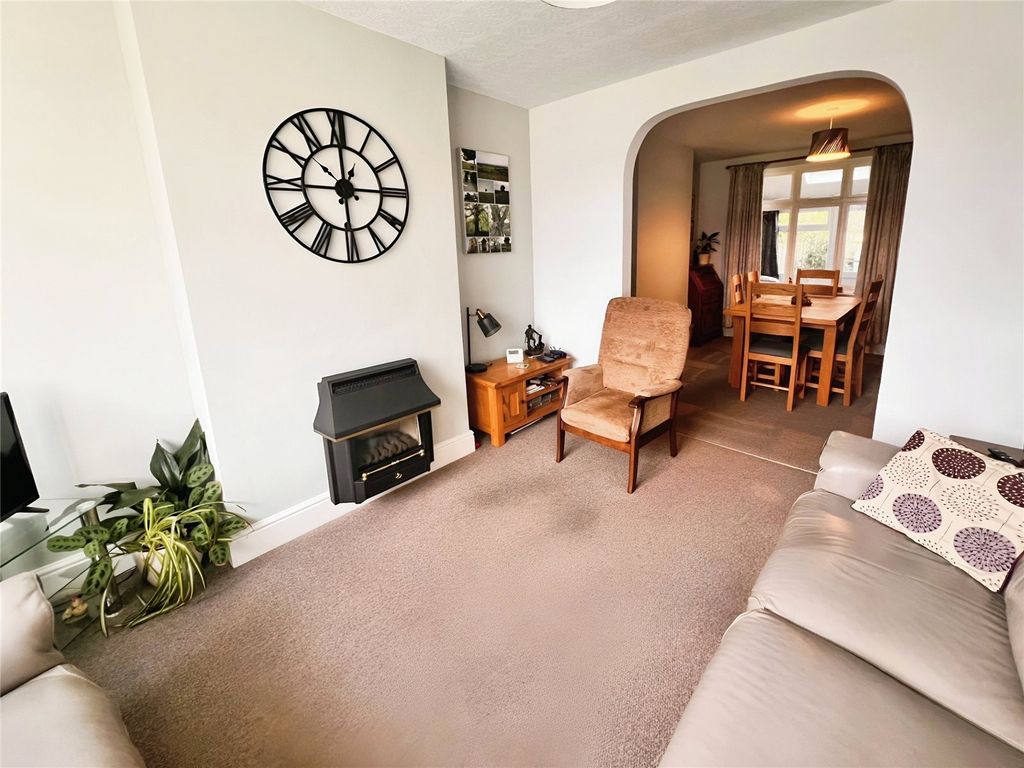 Property photo 3 of 19 Lounge