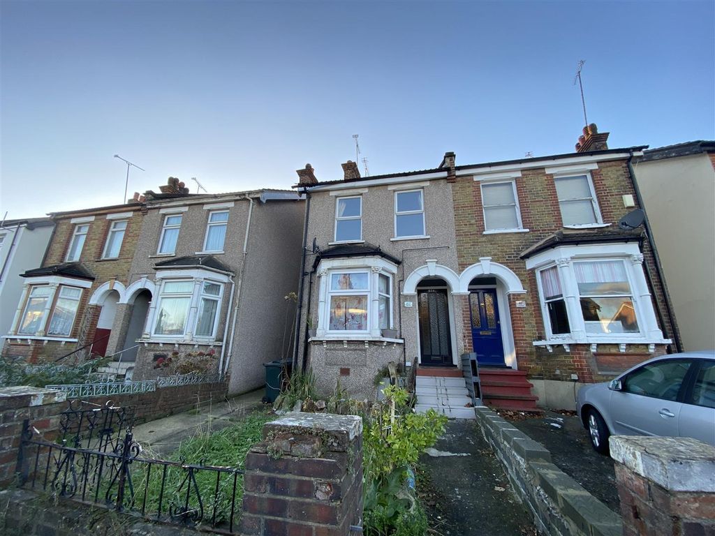 Property photo 1 of 10 Priory Road