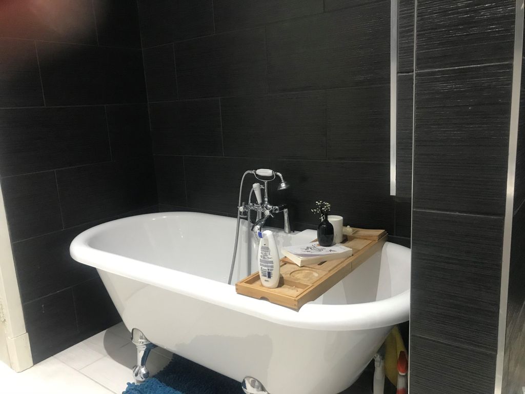 Property photo 2 of 11 Bathroom