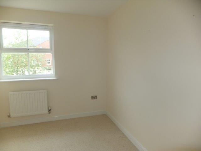 2 bed flat to rentThacker Drive, Lichfield WS13 photo 5