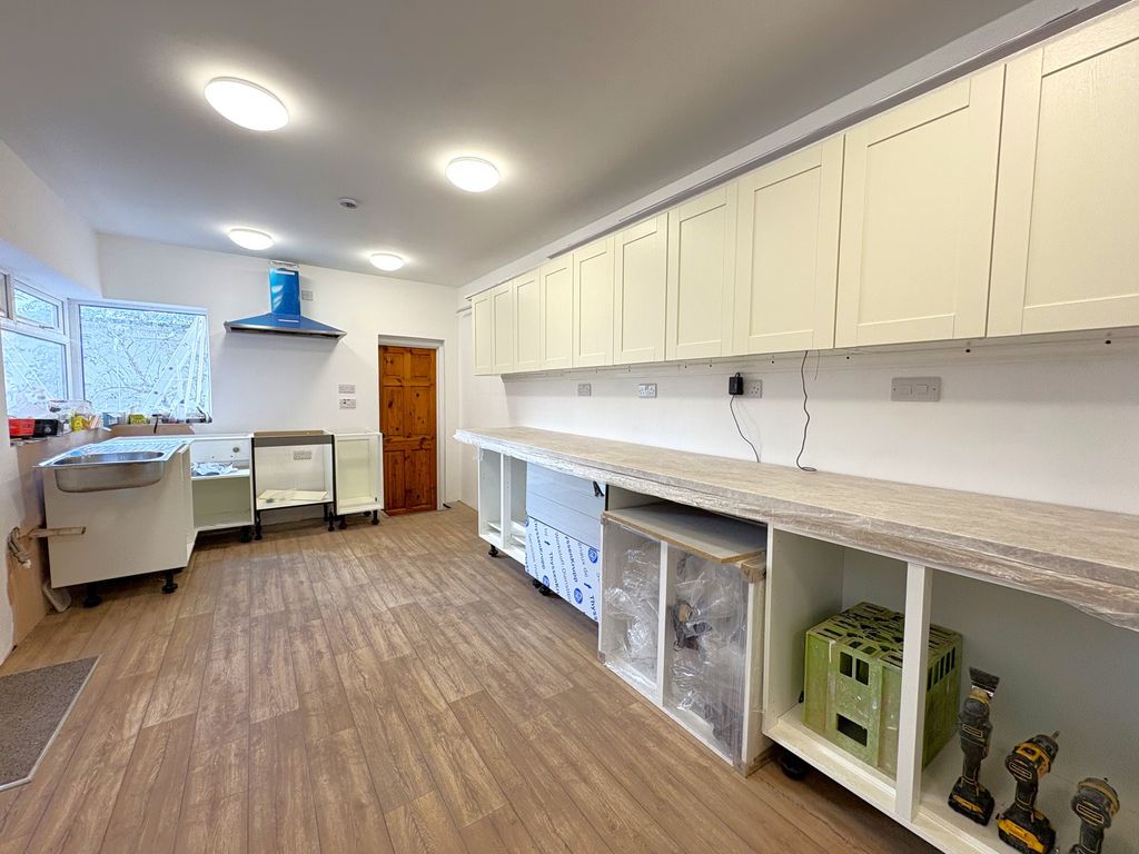 Property photo 2 of 11 Kitchen