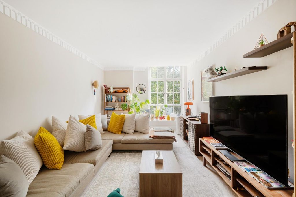 Property photo 1 of 24 Flat 21 Bloomsbury Mansions Hi-3.Jpg