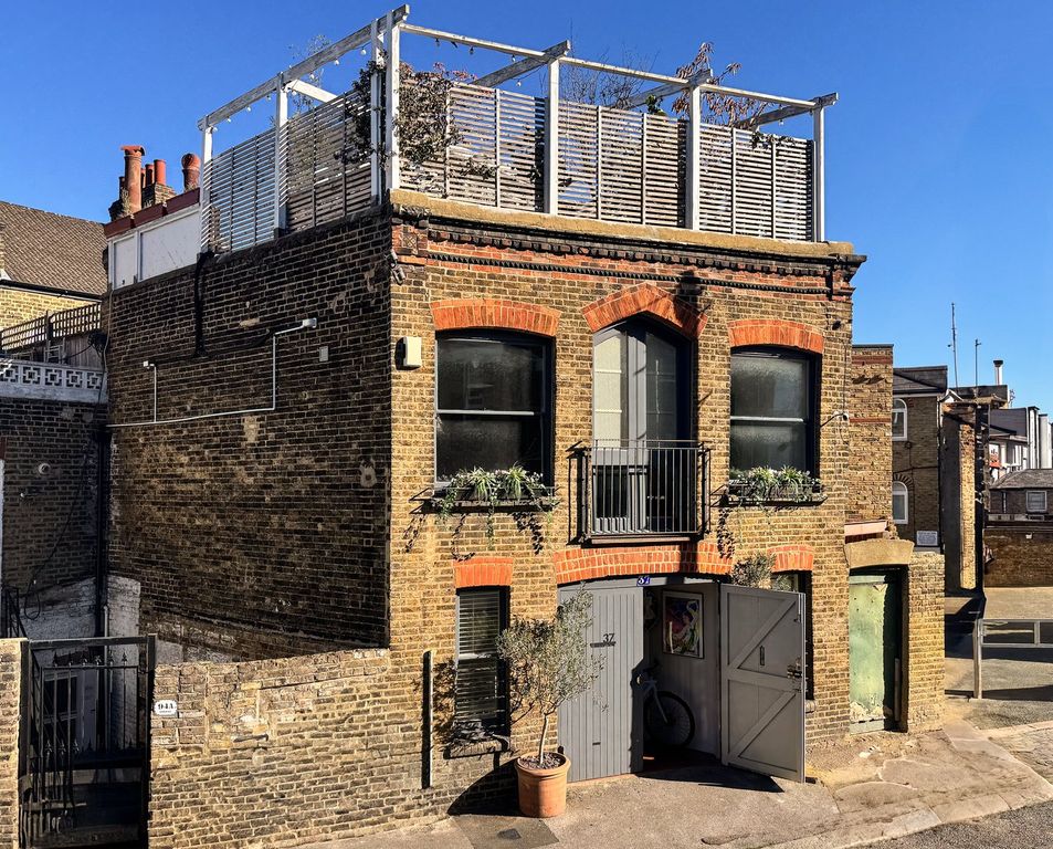 Property photo 1 of 32