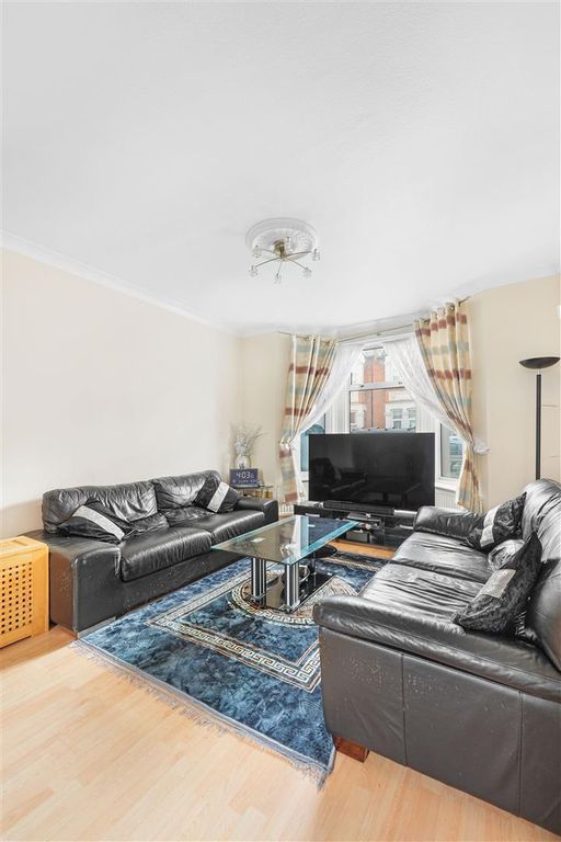 Property photo 2 of 31 Winchester Road, E4