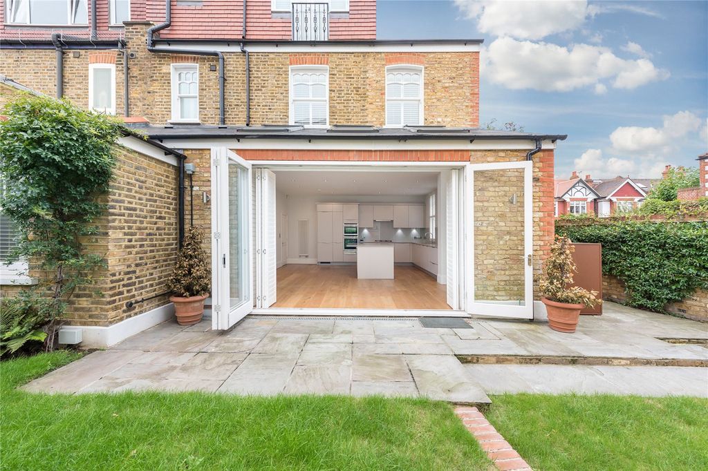 Property photo 2 of 18 Garden