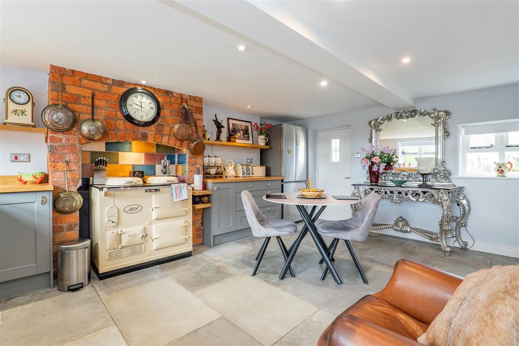 Property photo 3 of 40 Kitchen/Diner