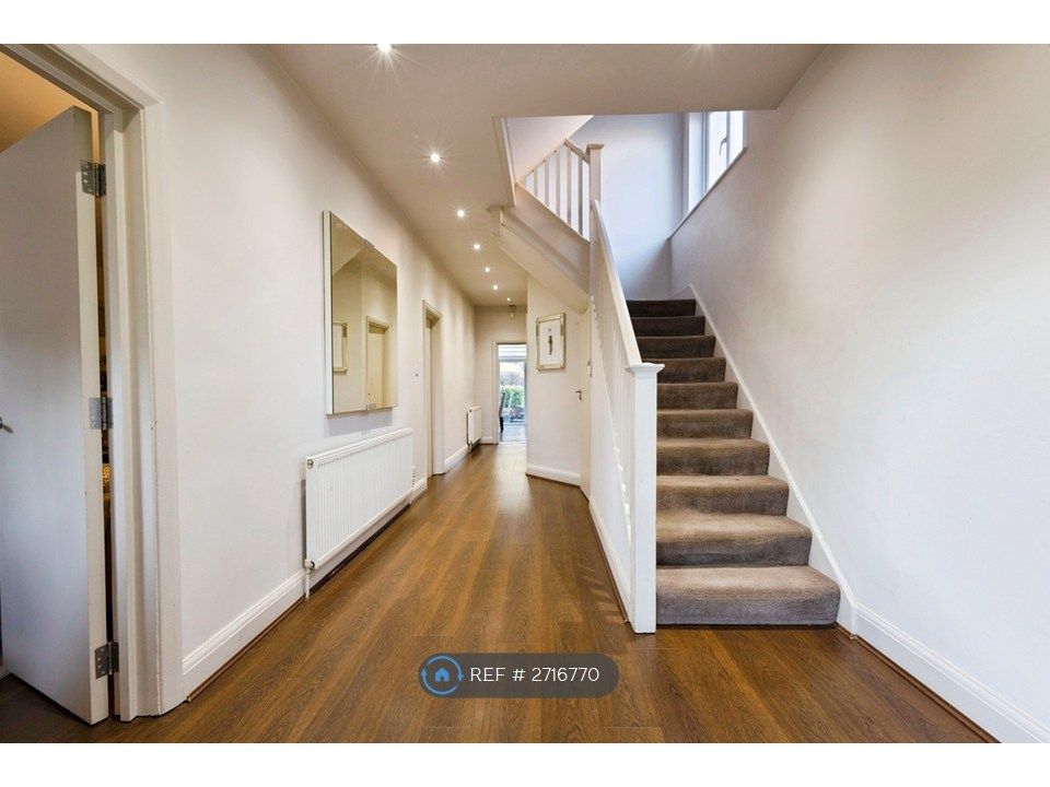 Property photo 2 of 24 Entrance Hall