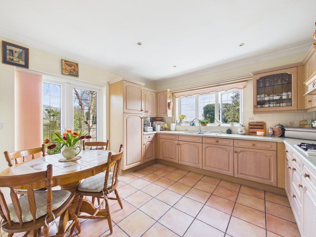 Property photo 3 of 16 Kitchen/Breakfast