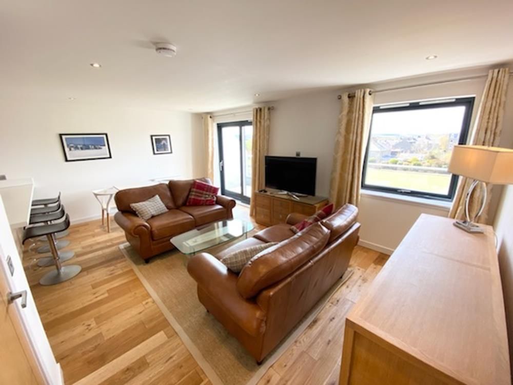 Property photo 3 of 14 Lounge