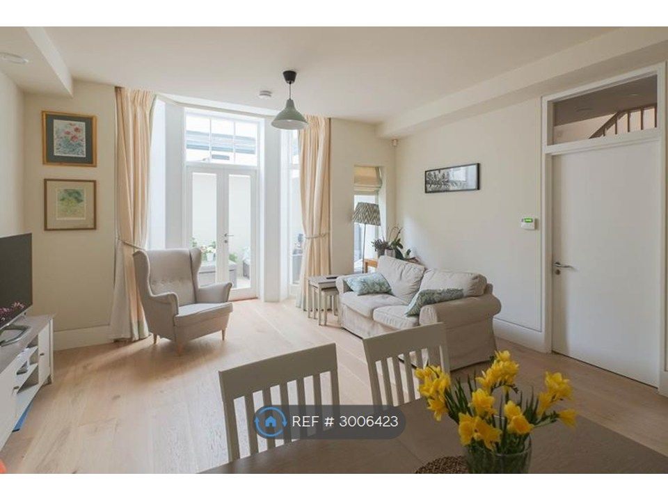 Property photo 1 of 12 Sitting Room/Lounge