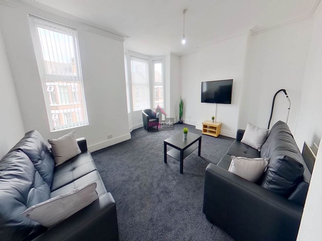 Property photo 1 of 13 Lounge