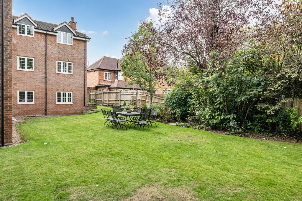 Property photo 2 of 14 Gardens