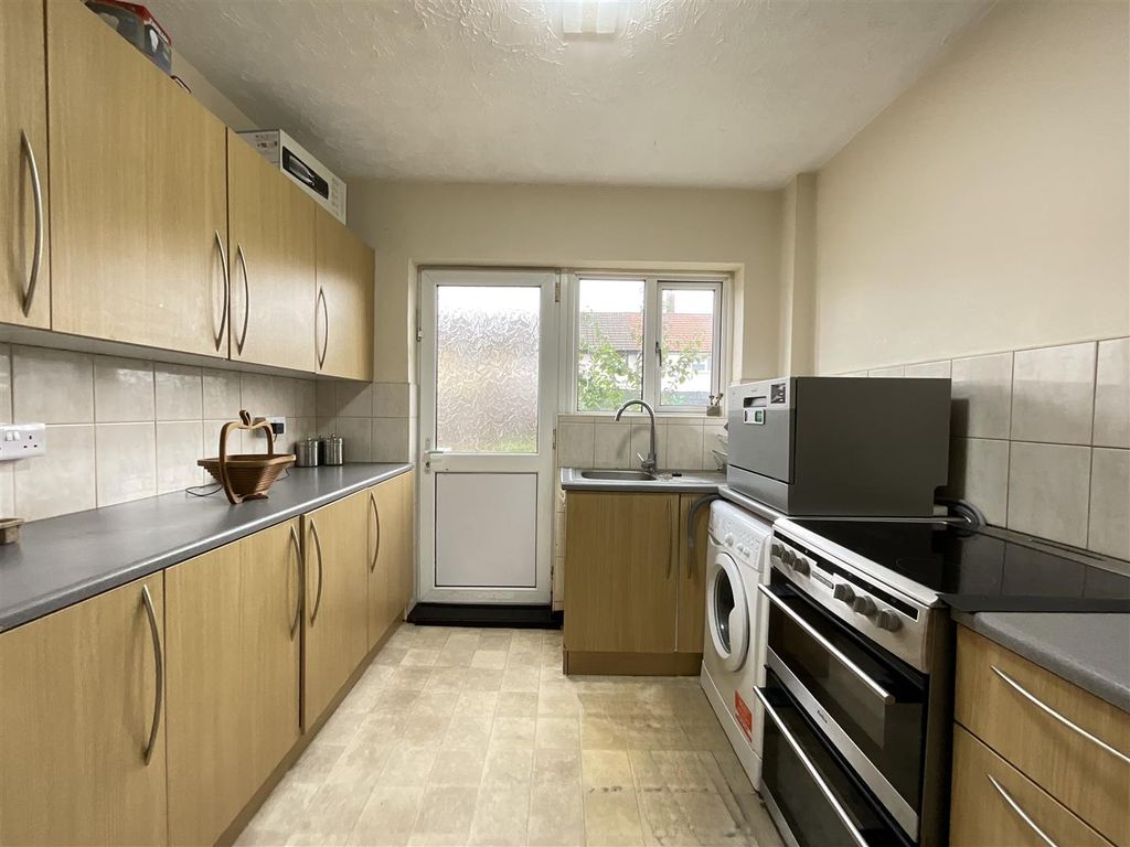 Property photo 3 of 11 Kitchen