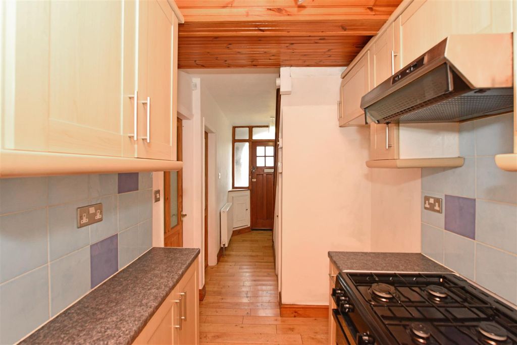 Property photo 3 of 21 Fitted Kitchen: