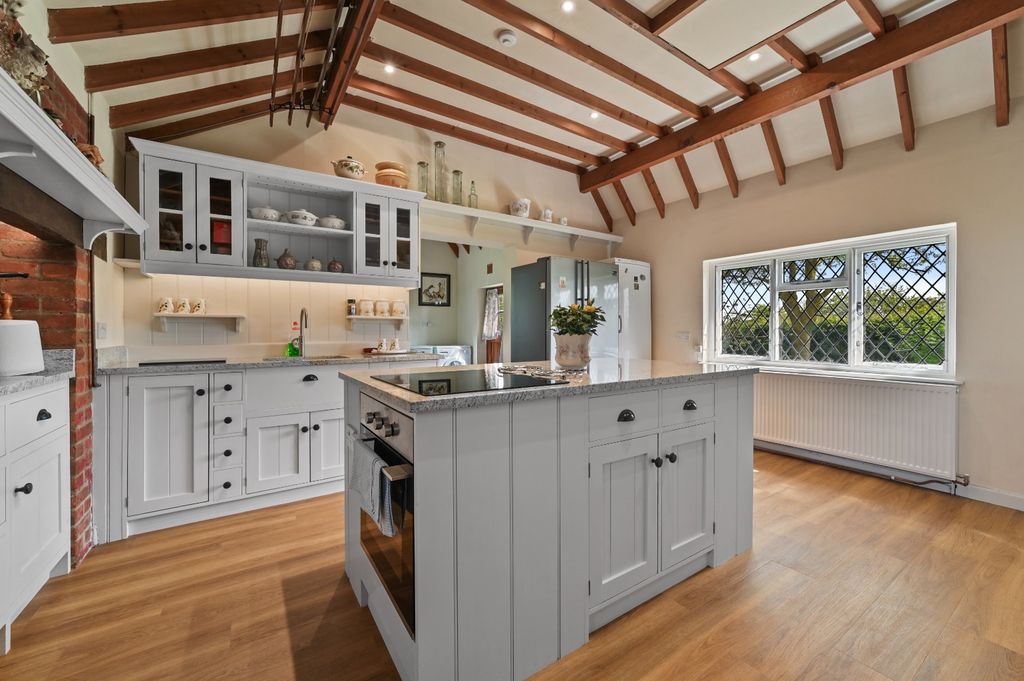 Property photo 2 of 17 4639351