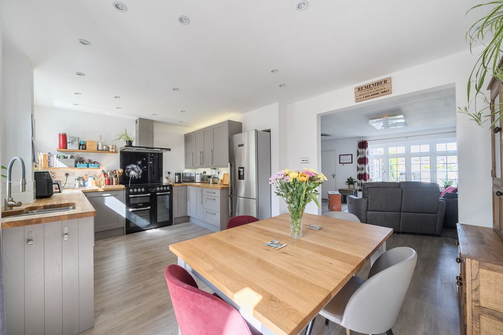Property photo 3 of 21 1341992-9-689E00E...