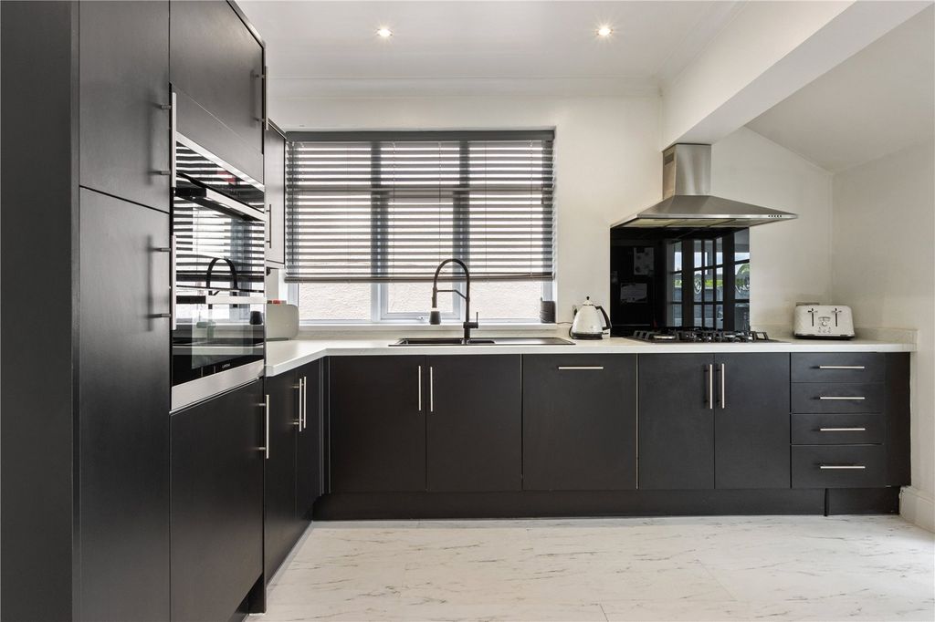 Property photo 3 of 21 Living Kitchen