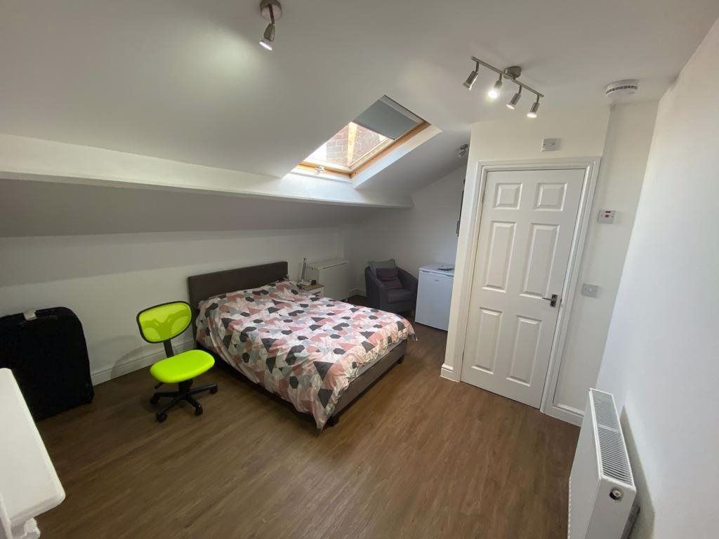 Property photo 2 of 25 Bright And Spacious Master Bedroom Featuring A Lar...