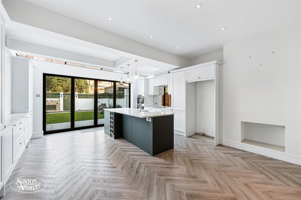 Property photo 2 of 16 34, Drayton Gardens-3.Jpg